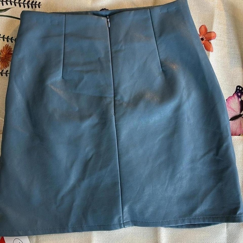 CIDER Women's Faux Leather Ruched Mini Skirt‎ - Stylish & Trendy - Picture 3 of 5